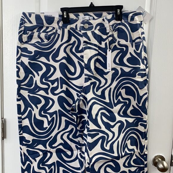 Super Cute Plus Size Blue Groovy Jeans - NWT💙🤍 - Picture 4 of 8